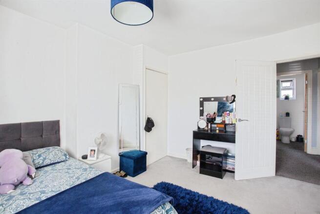 4 bed Semi-Detached for sale Image 10