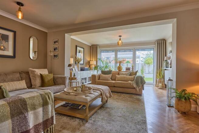 EXTENDED OPEN PLAN LOUNGE TO REAR