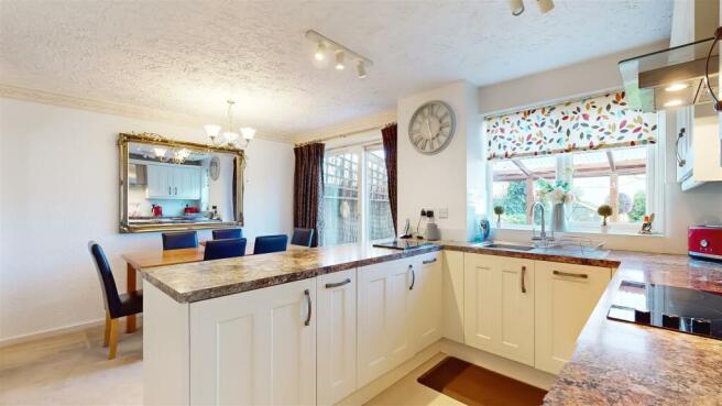 KITCHEN/DINING ROOM