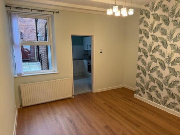 2 bed Terraced to rent Image 6