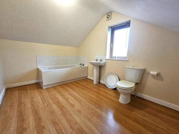 3 bed Apartment to rent Image 5