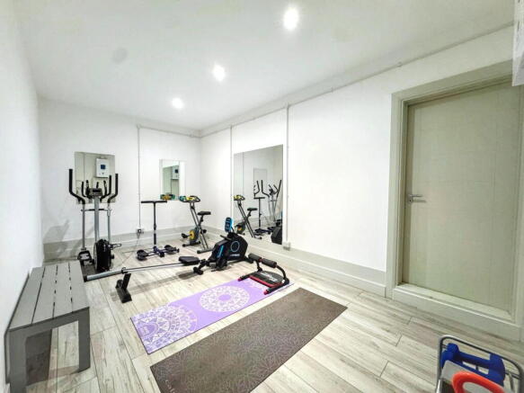 5 bed Detached for sale Image 12
