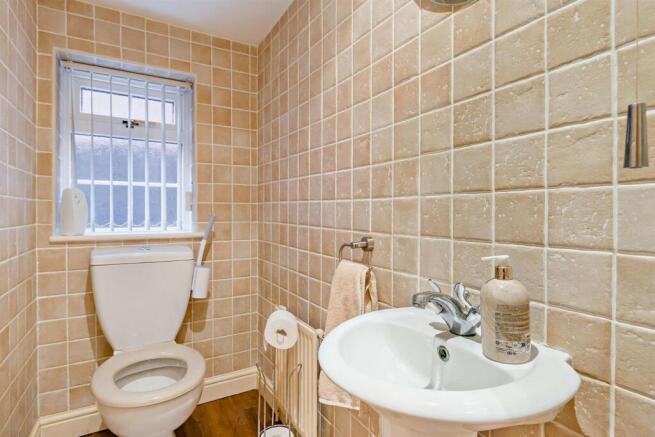 4 bed Detached for sale Image 9