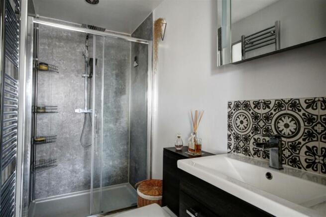 En Suite Shower Room: