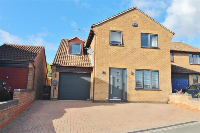 4-bed detached on Longcliffe Road, Grantham, £315,000