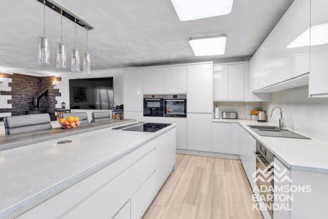 6 bed Detached for sale Image 4