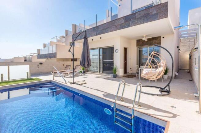 Villamartin 3 bed Villa with pool & solarium