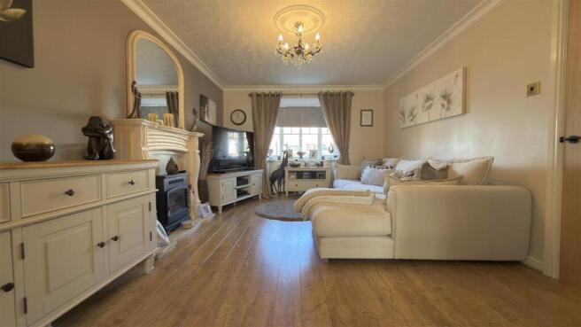 Springfield Gardens, Hirwaun photo 4