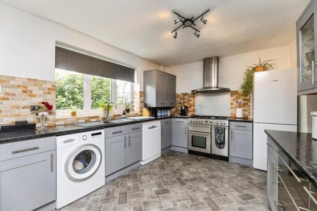 3 bed Semi-Detached for sale Image 7