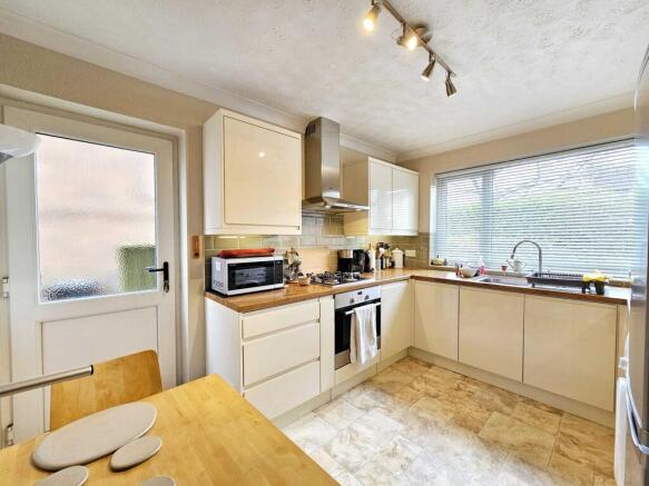4 bed Detached for sale Image 8
