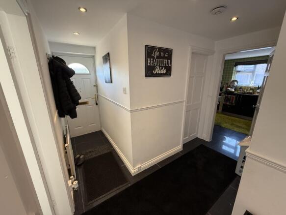 2 bed Ground Flat to rent Image 9