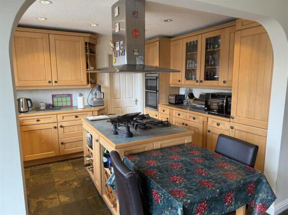 4 bed Detached for sale Image 6