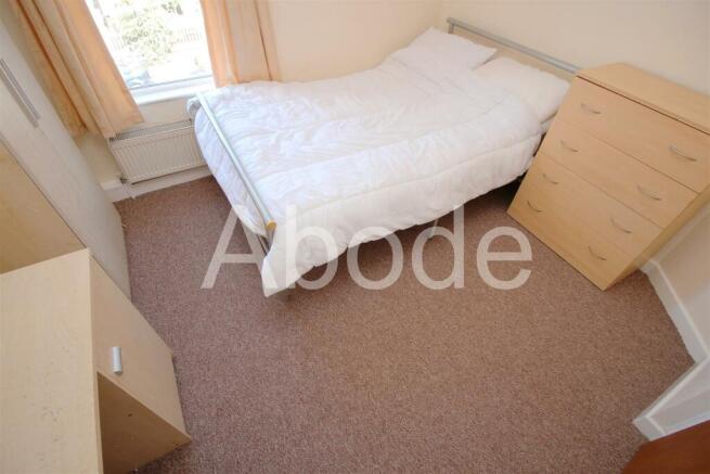 4 bed House to rent Image 5