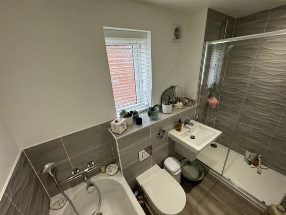 FAMILY BATHROOM - SHOWER