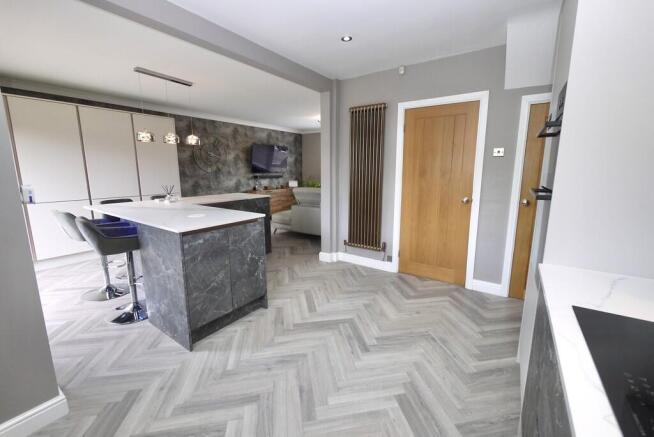 5 bed Detached for sale Image 8