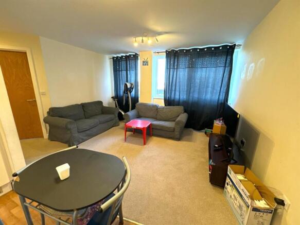 Living Rm Pic 2.jpg