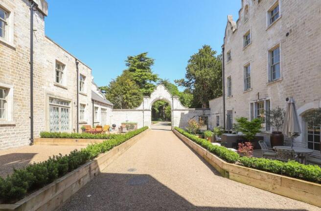 2 bed Apartment for sale Image 10
