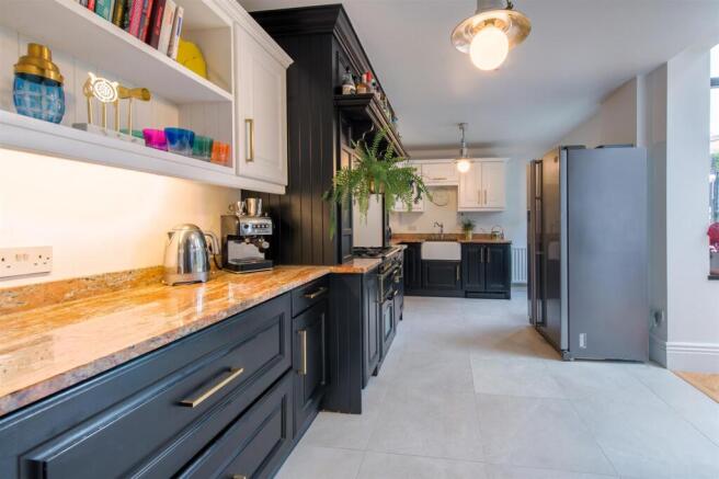 5 bed Semi-Detached for sale Image 10