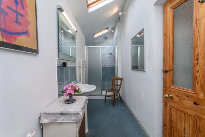 5 bed Town House for sale Image 8