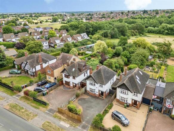Expansive-Garden-Northampton-Road-Drive-Parking-Ca