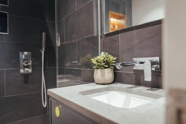 Bathroom 2.jpeg