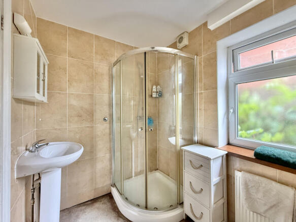 5 bed Detached for sale Image 9