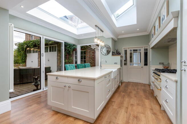 5 bed Semi-Detached for sale Image 11