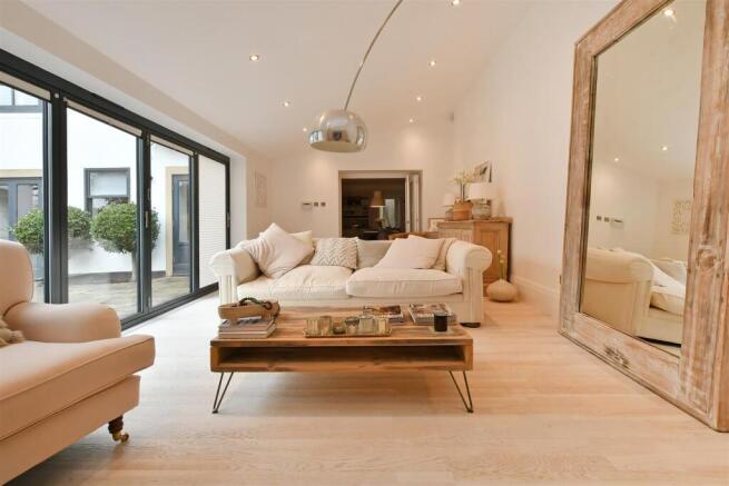 5 bed Detached for sale Image 7