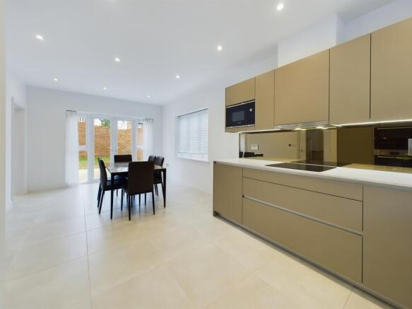 CAM02119G0-PR0075-STILL007