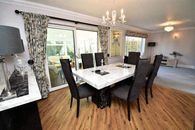 Rawfield Lane, Fairburn (23)Dining area