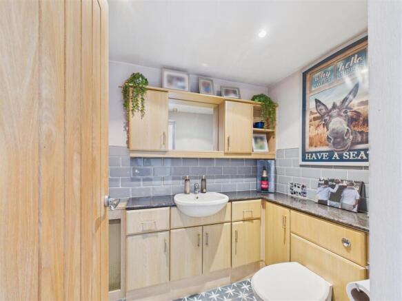 5 bed Detached for sale Image 12
