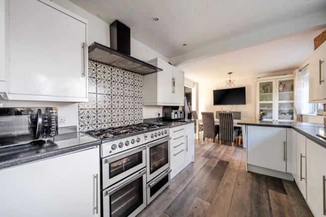 Kitchen/ Dining Room