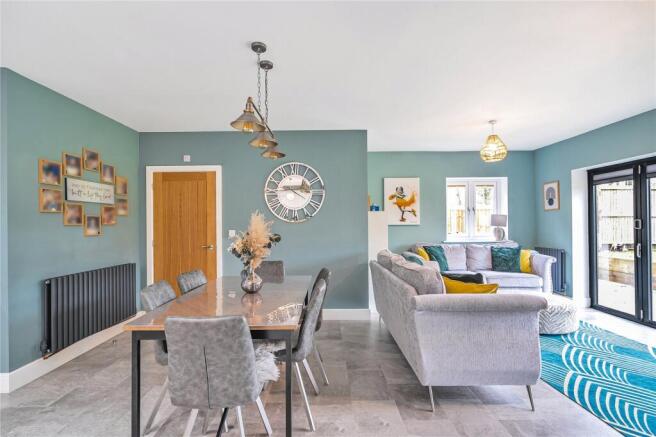 5 bed Detached for sale Image 8