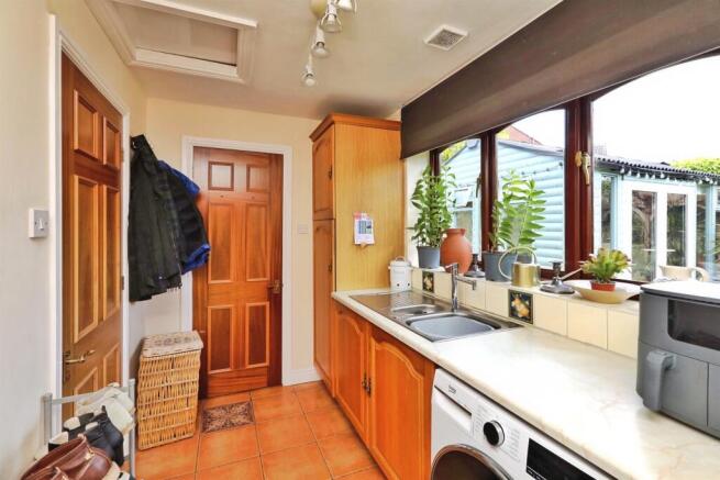 4 bed Detached Bungalow for sale Image 8