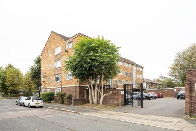 2-bed flat on Richmond Road, Forest Gate, £330,000