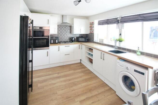 3 bed Semi-Detached for sale Image 6