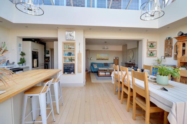 KITCHEN/DINING ROOM