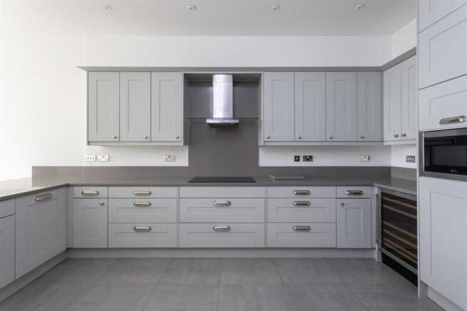 3 bed Apartment to rent Image 11