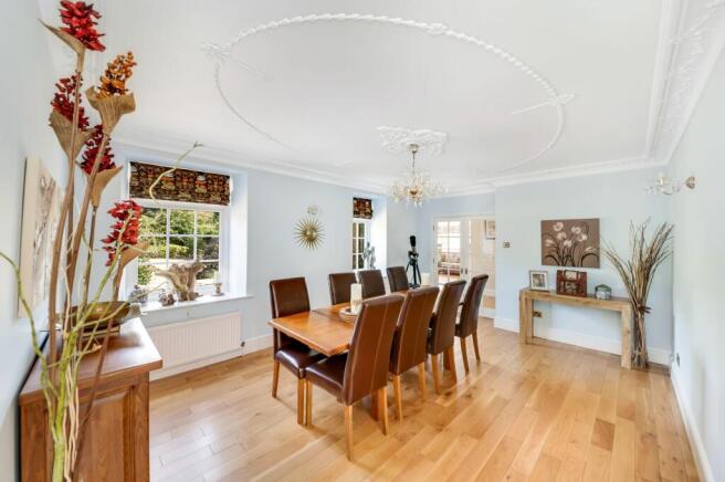 5 bed Detached for sale Image 9