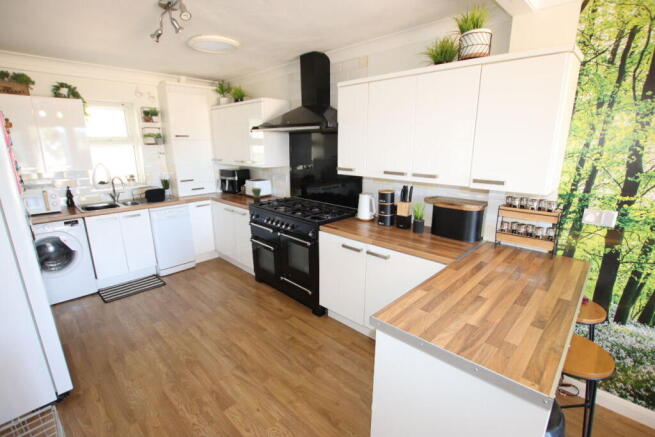 The Avenue 14 - Kitchen 2