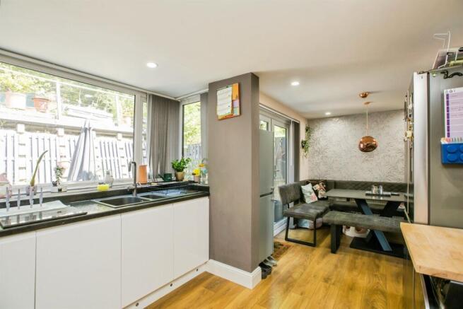 3 bed Semi-Detached for sale Image 4