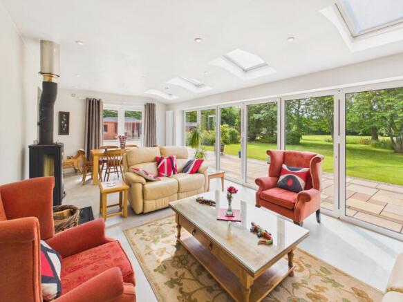 5 bed Detached for sale Image 7