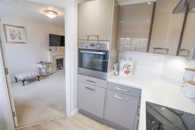 34 De Clare Lodge, Westgate, Cowbridge, Vale of Glamorgan, CF71 7FR photo 4