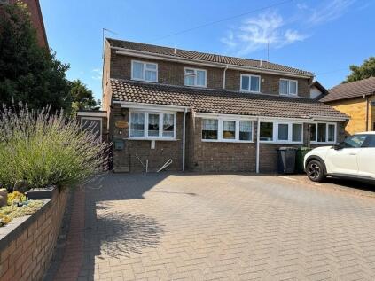 Generous living areas & off-road parking in sought after Stepshort, Belton