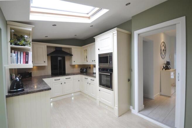 6 Kitchen.jpg