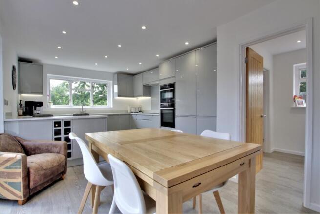 KITCHEN/BREAKFAST