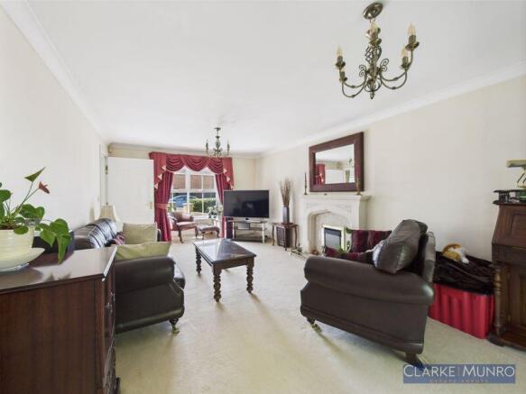 5 bed Detached for sale Image 5