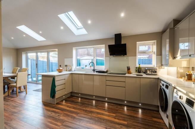 4 bed Semi-Detached for sale Image 4