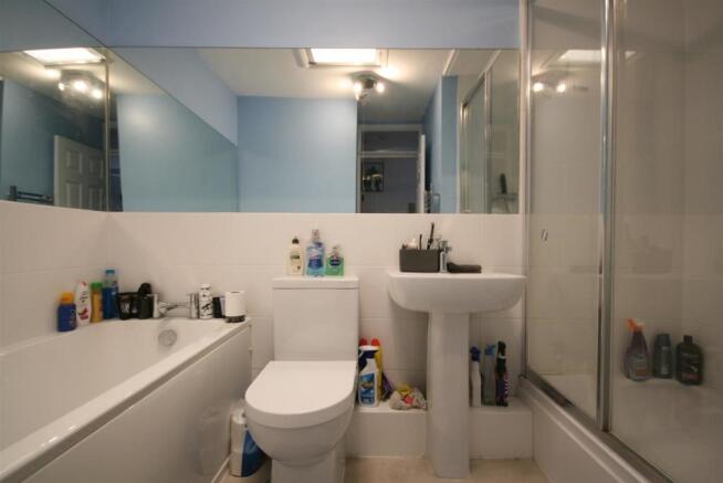 Bathroom. (2).JPG