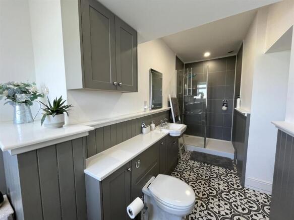 EN-SUITE BATHROOM